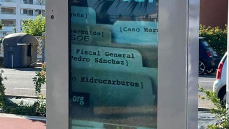 Polémica en Castellón por la publicación de mensajes contra Pedro Sánchez en paneles turísticos