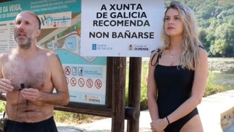 El alcalde de Orense desafía la normativa de la Xunta y se baña en las termas do Muíño al estilo Fraga
