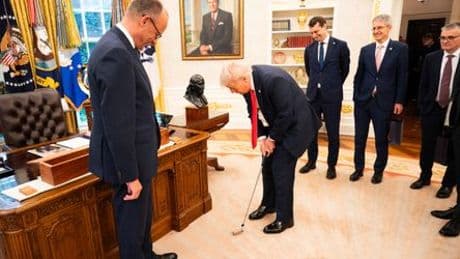 Friedrich Merz schenkt Donald Trump einen Golfschläger