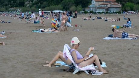 Primer día de playa en Bizkaia: miles de personas disfrutan del buen tiempo