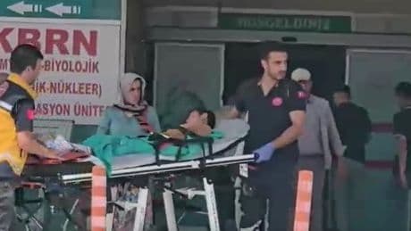 Kurban kesilen bahçede bıçağın üzerine düşen çocuk ağır yaralandı