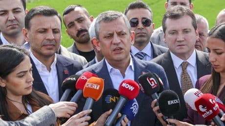 Özgür Özel: Ev hapsinde tuttukları İstanbul'da restoranlarda fink atıyor