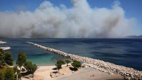 En direct, incendies : le feu progresse vers Marseille, l’aéroport fermé et les habitants du 16e arrondissement confinés