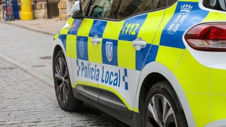 Herida una joven tras chocar un turismo y un patinete en una glorieta de Salamanca