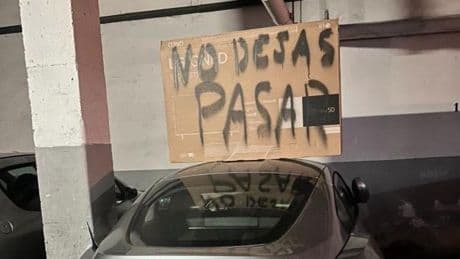 La hilarante respuesta del dueño de un BMW al cartel de su vecino en el párking comunitario: “El tamaño no concierte tu berrinche en argumento. Menos drama”