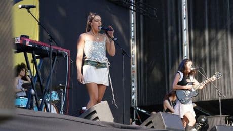 Las Hinds salvan el rock and roll con un impecable recital garajero