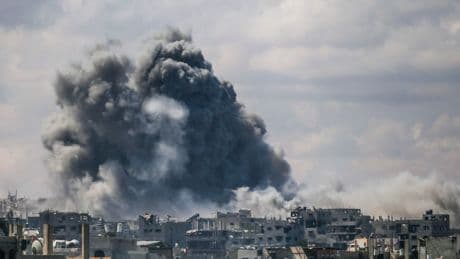 Génocide à Gaza : une grand-mère porte plainte à Paris après la mort de deux de ses petits enfants dans un bombardement israélien