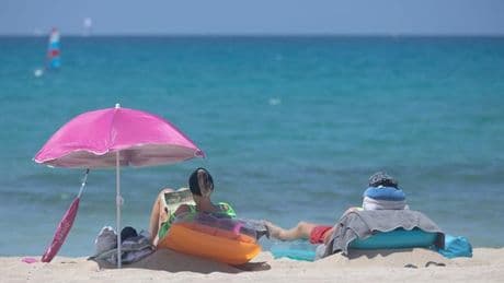 Umfrage zum Konsumverhalten: Für Urlaub wird am häufigsten gespart