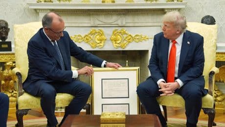 Bundeskanzler im Oval Office - Merz überreicht Trump sein Antrittsgeschenk