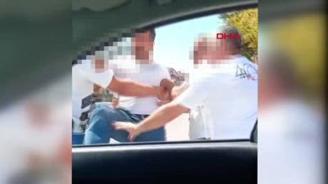 Trafikte değişmeyen manzaralar: Tartıştığı sürücünün otomobilini tekmeledi