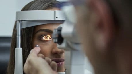 Crean unas lentillas infrarrojas que permiten ver en la oscuridad, incluso con los ojos cerrados