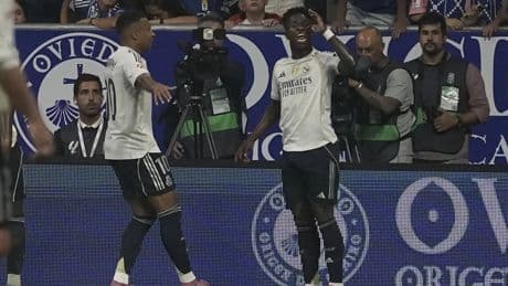 La polémica noche de Vinícius en Oviedo: suplente, bostezos en el banquillo, marca y hace gestos de "a Segunda" al Tartiere...
