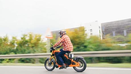 E-Bike-Fahrer auf der Autobahn: Er radelt völlig legal auf der rechten Spur