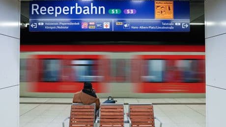 Polizeieinsatz: Mann attackiert Beamte und ruft rechte Parolen