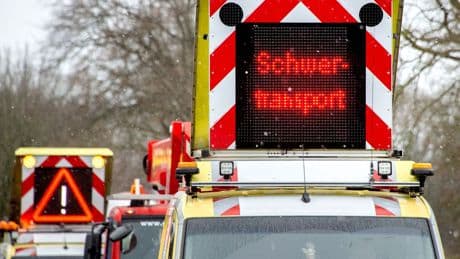 Bergung abgeschlossen: Lkw verliert Windrad-Bauteil – Straße wieder frei