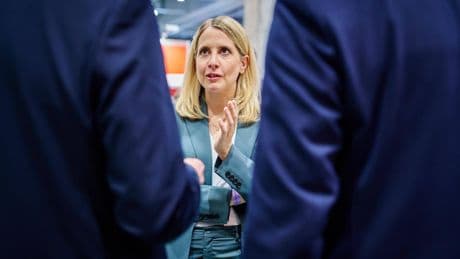 Nach Elternzeit-Ankündigung: Gegen "Tradwives am Herd": Ministerin erhält unerwarteten Beistand