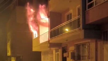 Borçları olduğu için bunalıma girdiğini söyleyip evini ateşe verdi: Baba öldü, oğlu yaralandı