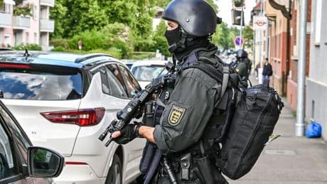 Polizeieinsatz: Mann schießt mit Schreckschusswaffe - 40 Beamte rücken aus