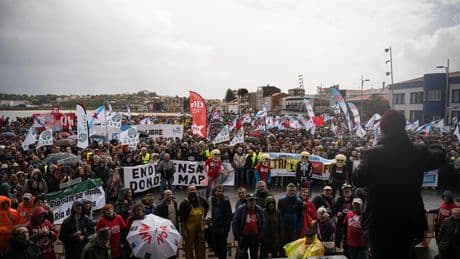 Los gallegos se &#039;lanzan&#039; al río Ulla contra la macrocelulosa de Altri: &quot;Estamos en pie de guerra&quot;