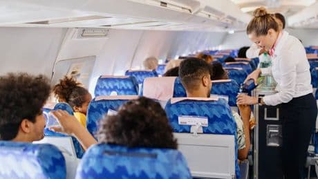 Ex-Flugbegleiter warnt - Was Sie im Flugzeug nie bestellen sollten