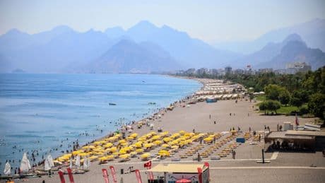 Antalya'da nem yüzde 80'e ulaştı, sahiller doldu
