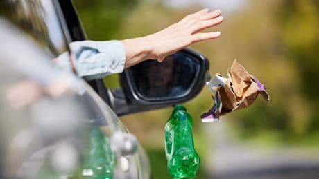 Praat mee: Moet in Nederland je rijbewijs worden ingetrokken als je zwerfafval achterlaat?