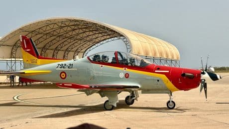 Felipe VI se pone a los mandos del PC-21, el avión entrenador en el que volará la Princesa Leonor el próximo curso