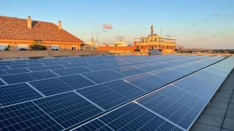 El Ayuntamiento de València promueve instalar placas solares en la cubierta de los edificios