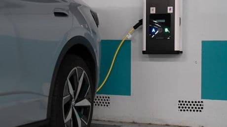 Así podrás cargar tu coche eléctrico si hay un nuevo apagón: una solución barata al alcance de todos en España