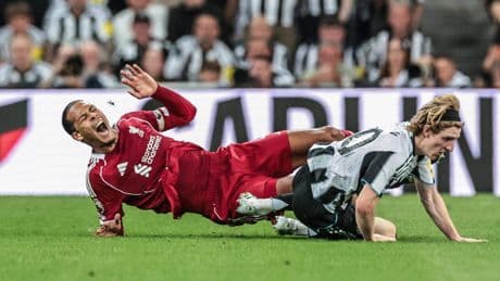 Verschrikkelijke aanslag op Virgil van Dijk,  maar captain wint met Liverpool in waanzinnig duel met 3-2 van Newcastle