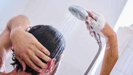 La parte del cuerpo que sueles olvidar en la ducha y debes lavar con especial atención