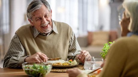 Estas son las horas a las que deberías desayunar, comer y cenar para vivir más, según Harvard