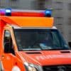 Nach Zusammenstoß mit Transporter : Straßenbahn in Berlin-Marzahn entgleist – fünf Verletzte