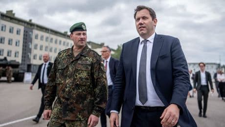 Klingbeils Herausforderungen: Zwischen Litauen-Besuch und Haushaltskrise