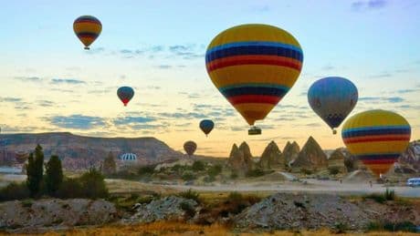 "Un changement soudain de vent": un mort et douze blessés dans un accident de montgolfière en Turquie