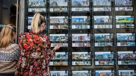 Un agente inmobiliario defiende pedir dinero por hacer una oferta por un piso: «Genera mayor confianza»