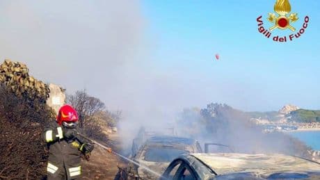 Sardinien: Brand bedroht Strand-Urlauber – Menschen müssen fliehen