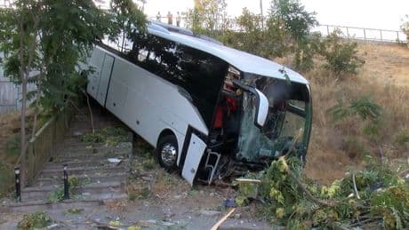 Maltepe'de işçi servisi şarampole uçtu: 8 kişi yaralandı