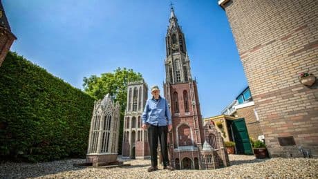 Chris van der Sman (90) wil zijn miniatuurkerken naar Delft verhuizen