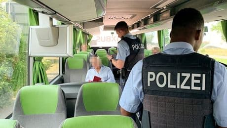 Mit lettischem Pass im Fernbus – Bundespolizei schickt Syrer zurück nach Österreich