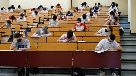 ¿Cuánto cuesta realmente estudiar una carrera con nota alta? El precio oculto de la puntuación perfecta