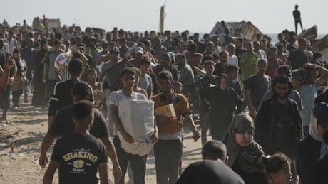 Miles de palestinos irrumpen en centros de reparto de ayuda de EEUU en Gaza para conseguir comida