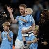 “Het is heel emotioneel”: De Bruyne maakt na afscheidswoordje nog ereronde met z’n gezin