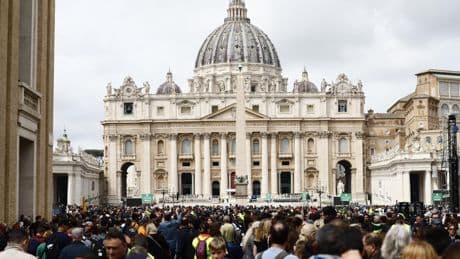 Roma, colapsada por el funeral del Papa: las reservas desde España se disparan y los precios suben entre un 15% y un 60%