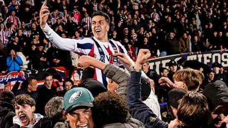 Verwondering over veldbestorming supporters Willem II na benauwde zege op FC Dordrecht: ’Blijf nou gewoon zitten’