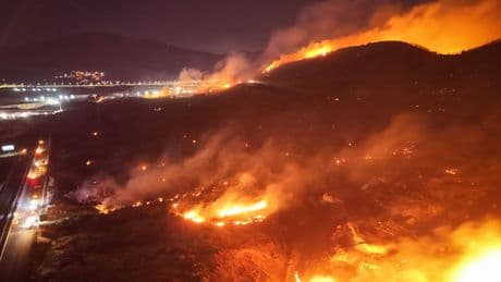 İzmir'de çöplük alanda başlayan yangın ormana sıçradı! Bir kişi gözaltına alındı