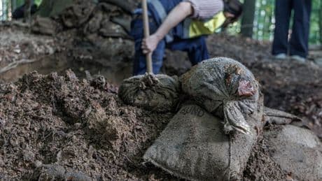 Panne: Soldaten errichten Stellung auf Grabhügel