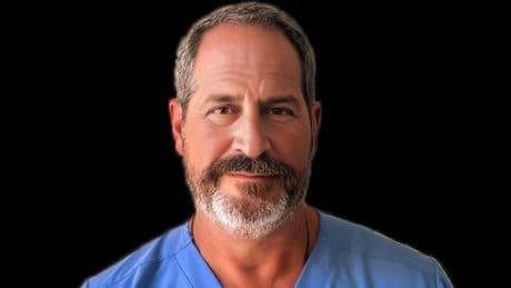 Jeremy London, cirujano: "Cepillarse y usar hilo dental en España reduce el riesgo de enfermedad cardiovascular"