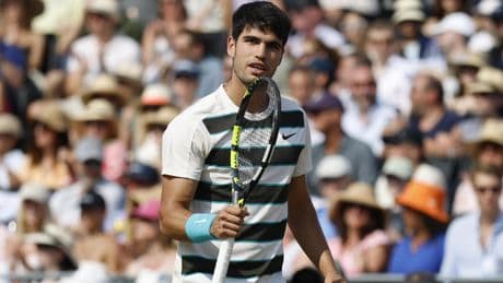 Alcaraz sufre para ganar a un combativo Jaume Munar en tres sets y sella el billete a los cuartos de final del torneo Queen's