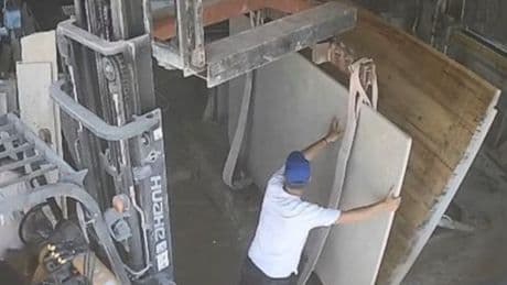 Mermer tablanın altında kaldı!